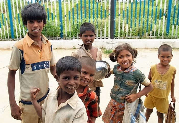 800px-street_children_in_india